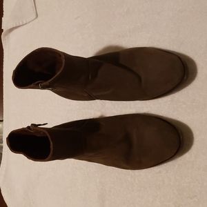 Banana Republic Men's Suede Brown boots. Size 9.